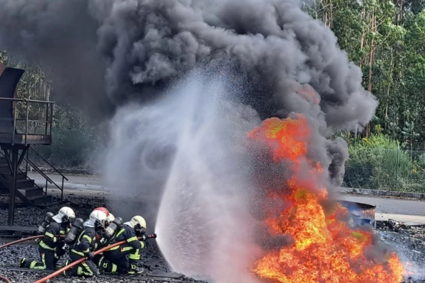 equipo de bomberos apagando fuego - Academia online ECUB